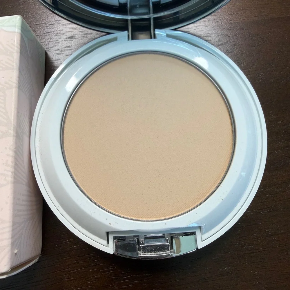 Clinique Beyond Perfecting Powder Foundation + Concealer